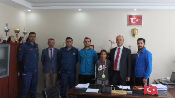 Badminton Türkiye Şampiyonu İrem Su Çürük, İlçe Milli Eğitim Müdürümüz Refik Olgun´u makamında ziyaret etti.
