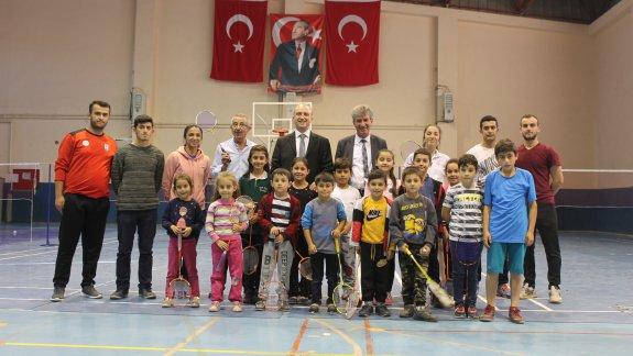 İlçe Milli Eğitim Müdürümüz Refik Olgun, Halk Eğitim Merkezi Badminton Kursunu Ziyaret Etti