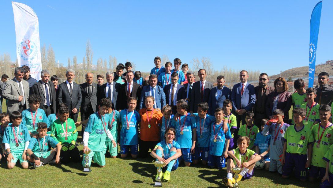 Yıldız Erkekler Ortaokullar Arası Futbol Turnuvası Ödül Töreni