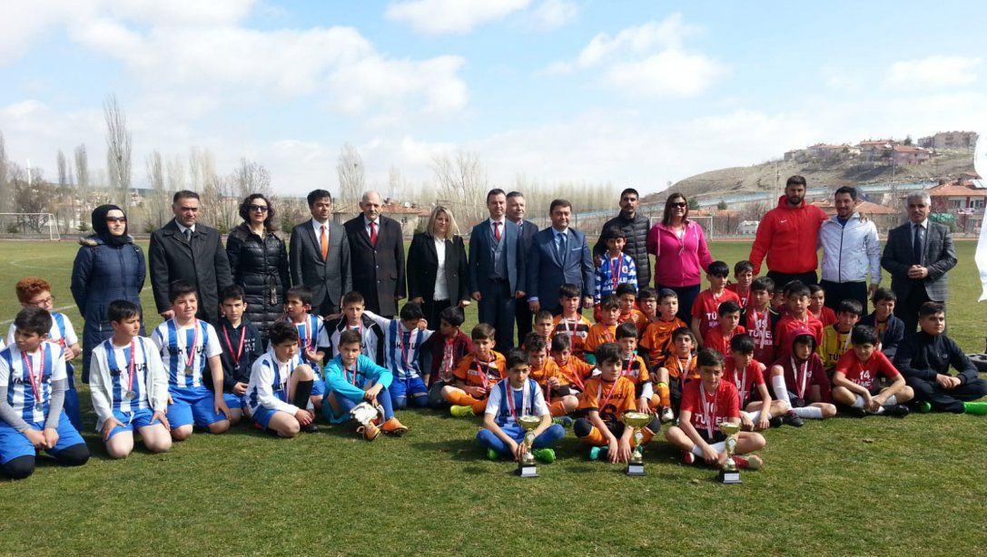 Küçük Erkekler Ortaokullar Arası Futbol Turnuvası Ödül Töreni