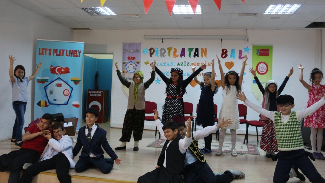 Cumhuriyet İlkokulu Tiyatro Kulübü Öğrencileri 