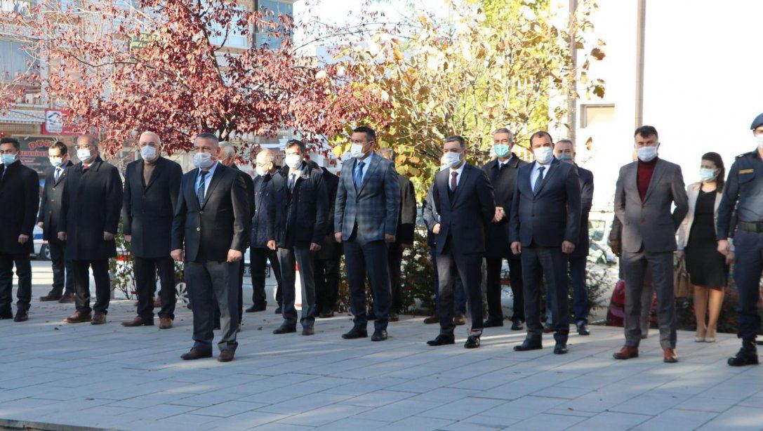 İlçemizde 24 Kasım Öğretmenler Günü Atatürk Anıtına Çelenk Koyma Töreniyle Kutlandı
