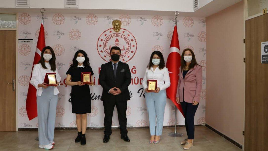 eTwinning Okulu Yenidoğan Anaokulumuza Plaket Takdimi