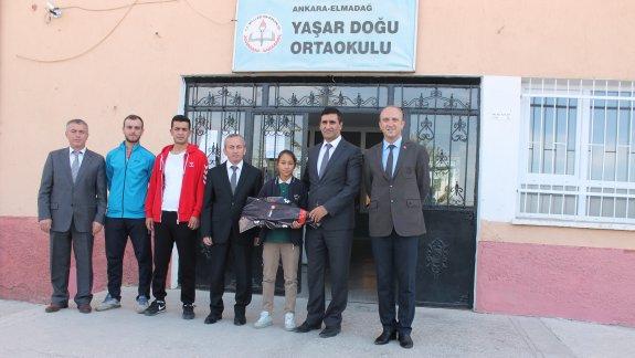 13 Yaş Altı Türkiye Badminton Şampiyonasında Karışık Çiftlerde Türkiye Şampiyonu İrem Su Çürük´e Ziyaret